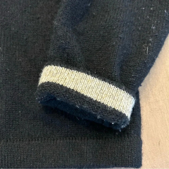 Woolrich Men’s Wool Blend V-Neck Sweater Size M Black with Tan contrast - Picture 4 of 9